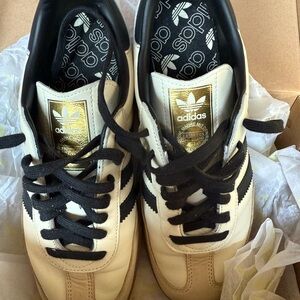 Adidas Women’s OG black and cream Samba 9.5